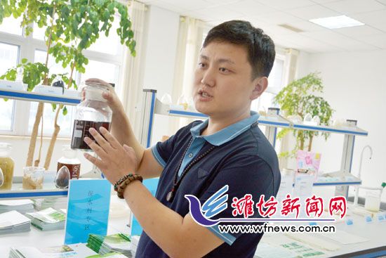 王曉凱正在介紹“旱地寶”的優(yōu)勢。